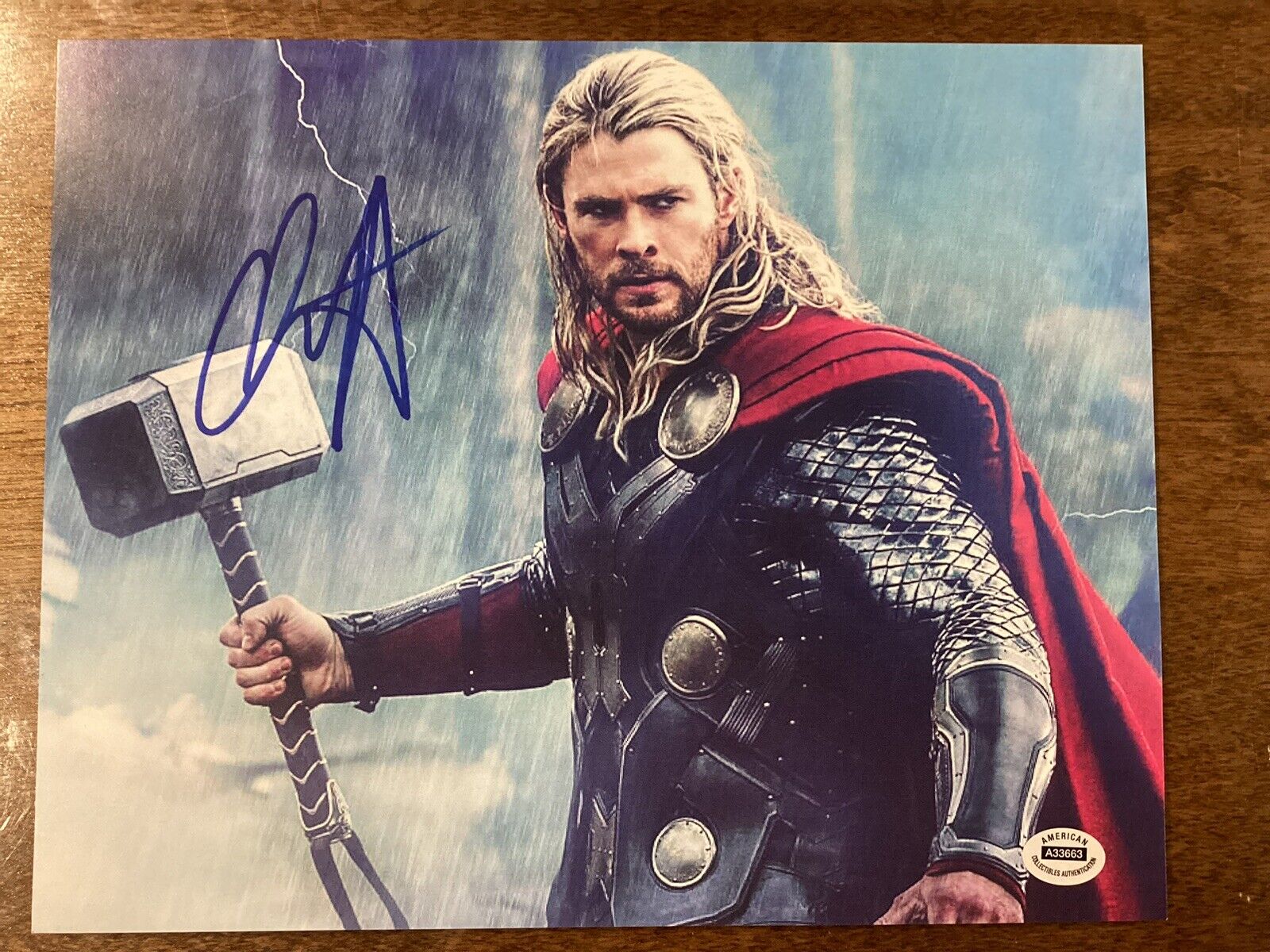 Chris Hemsworth Signed 8x10 Photo