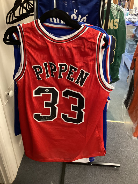 Scottie Pippen #33 Chicago Bulls Signed Red Jersey