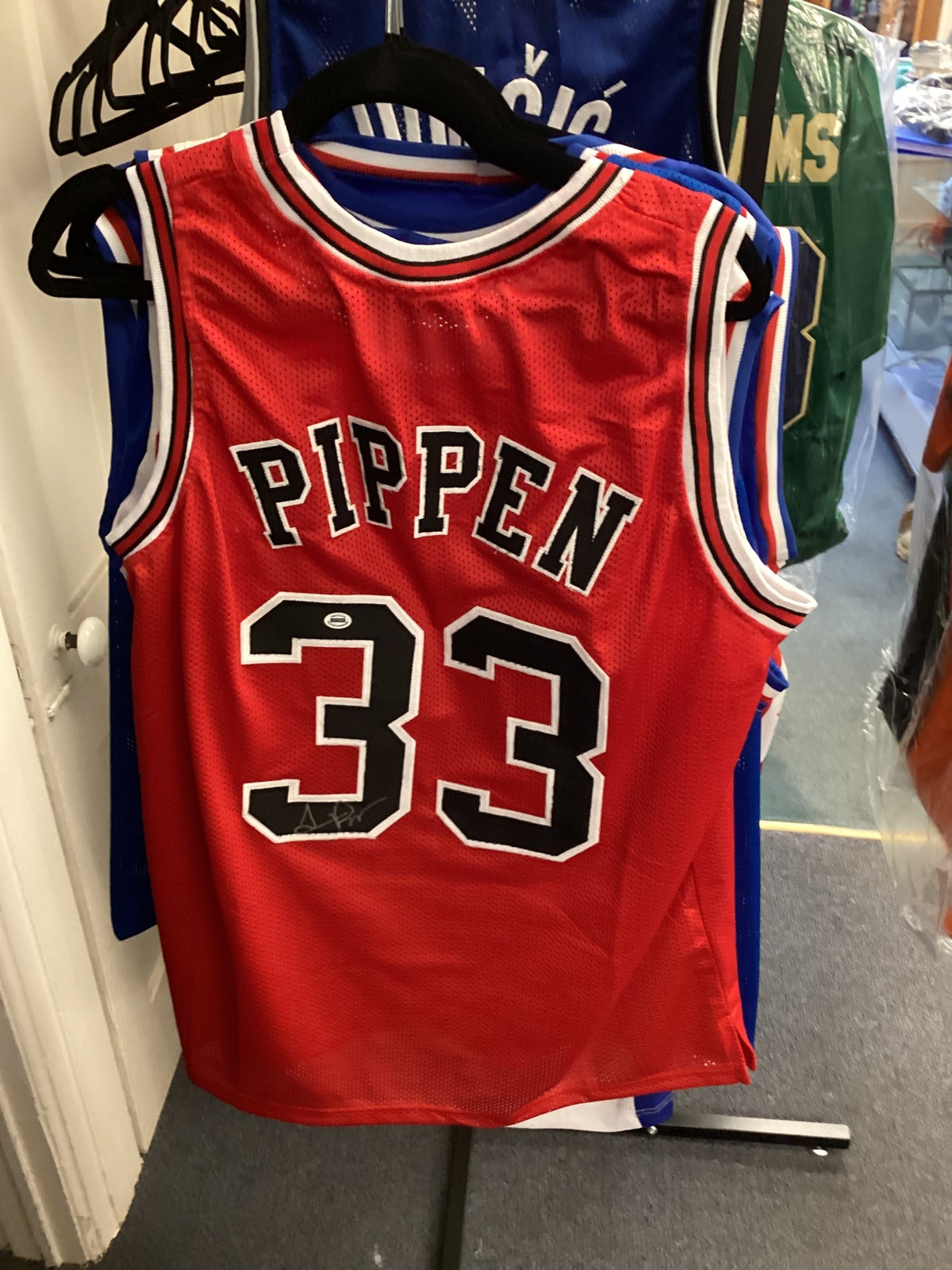 Scottie Pippen #33 Chicago Bulls Signed Red Jersey