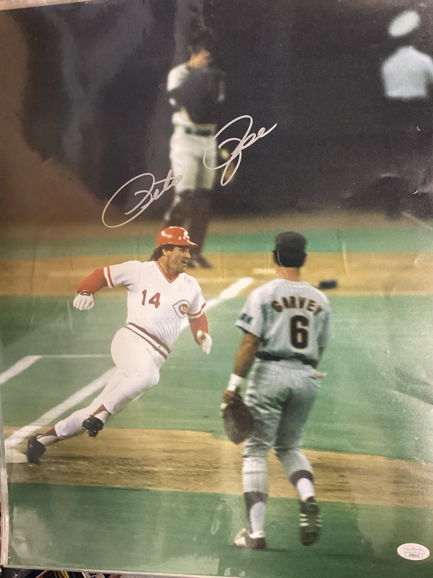 Pete Rose signed 16 x 20 photo with JSA COA